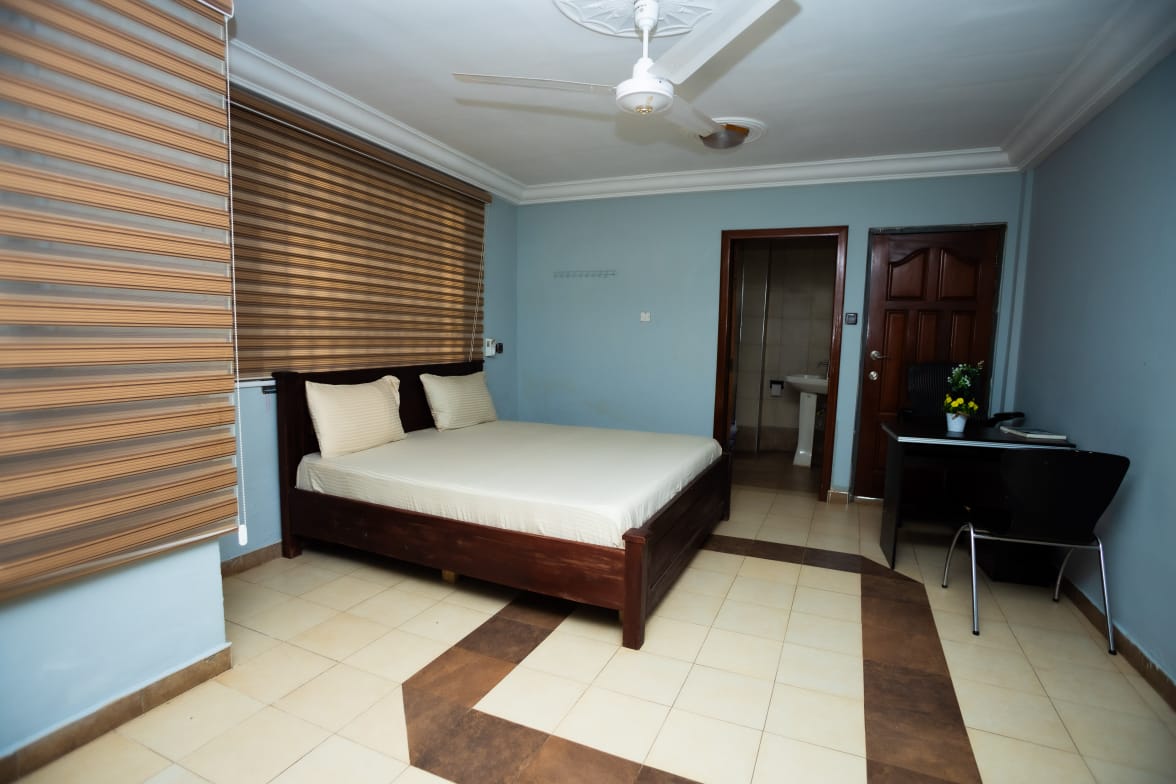 Block B and C Room with double bed, desk and private washroom