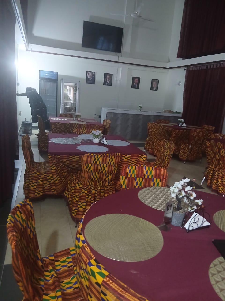 Round table setting in the Abank Village restaurant